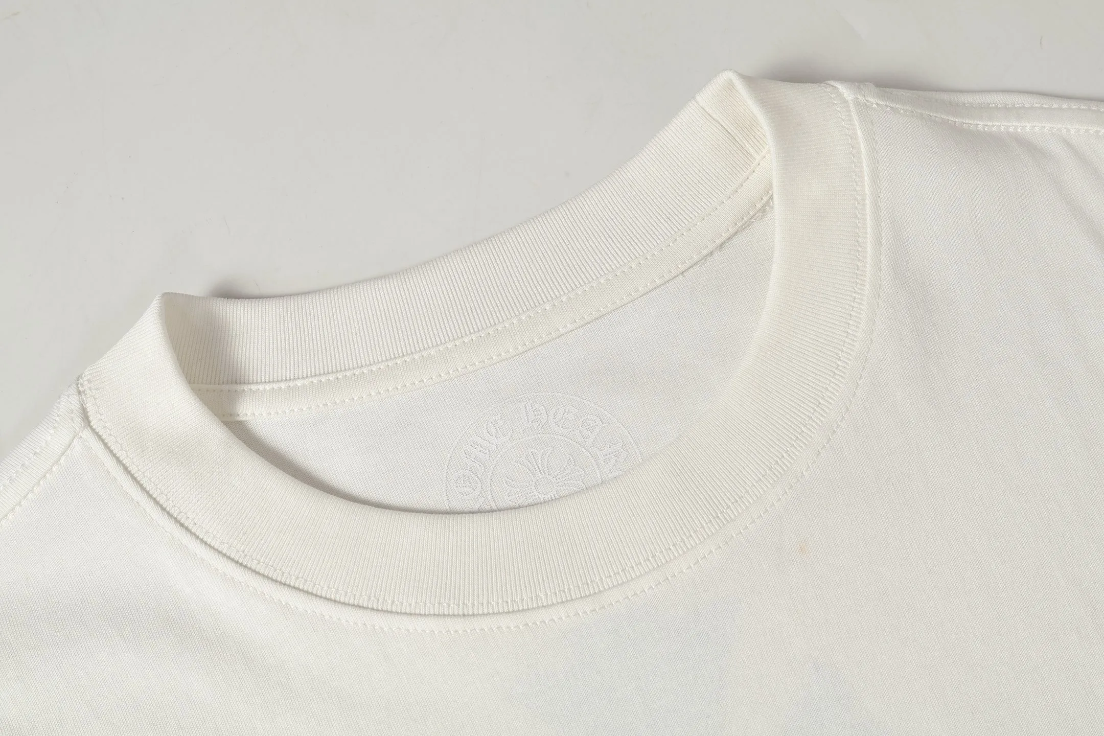 P150 Cross-border running quantity model, please do not place an order if you are pursuing quality - Chrome Hearts/Chrome Heart Cross Sanskrit short-sleeved T-shirt - High weight, high density and high quality. The wool is soft, delicate and skin-friendly. It feels soft and silky. It has excellent warmth and skin-friendly properties. - Customized weaving and dyeing, no color difference. No matter the fabric or workmanship details, it is better than the ordinary version on the market. -Colour: black white -Size: S M L XL
